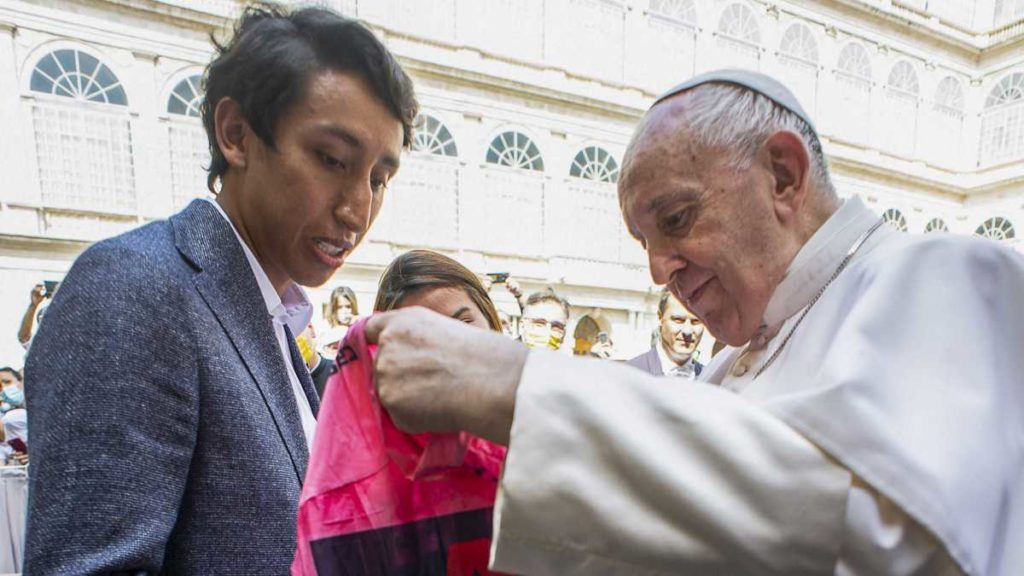 Egan Bernal recibe la bendición del papa Francisco
