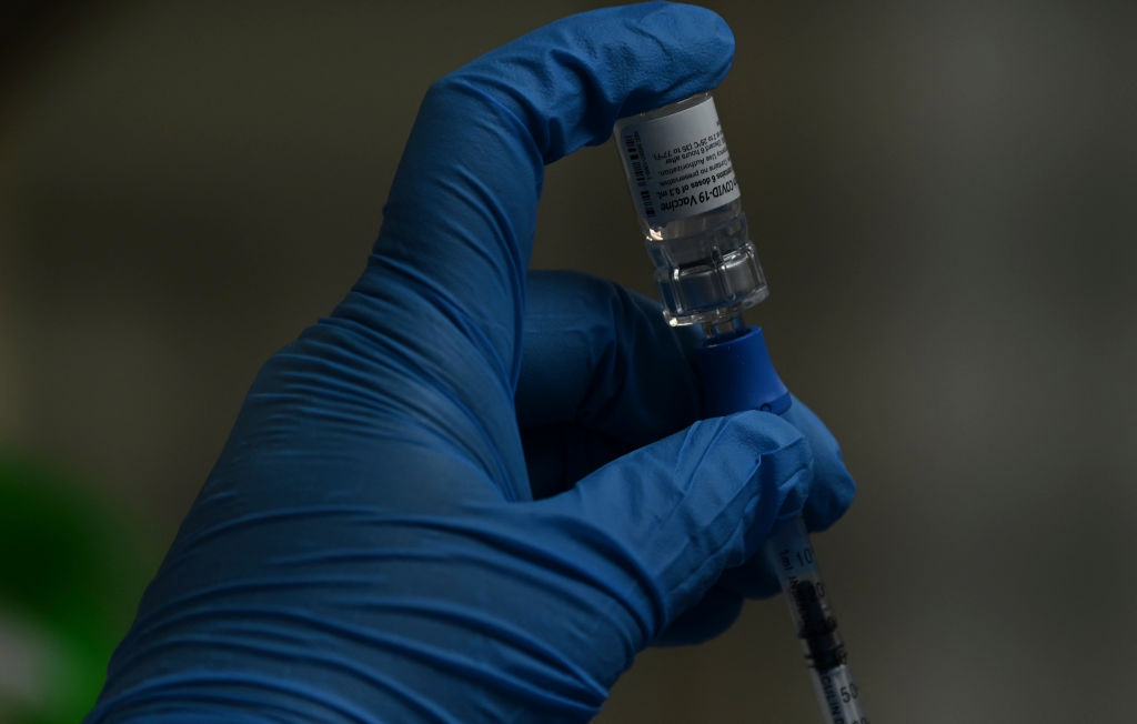 La administración de Biden anuncia un plan para compartir los primeros 25 millones de dosis de vacunas contra el covid-19 en el extranjero