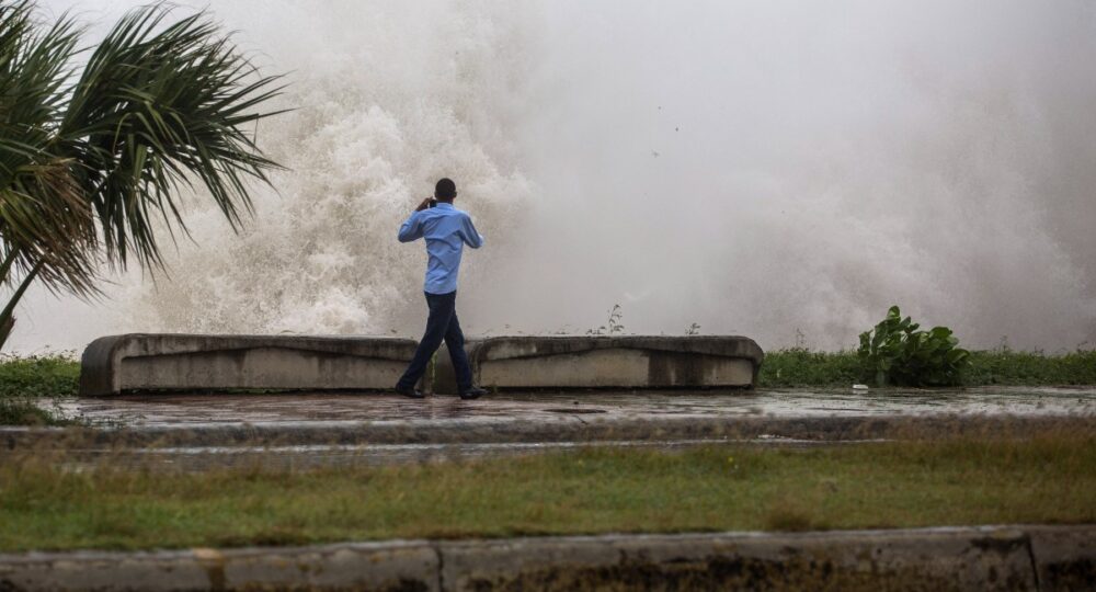 Florida se prepara para una marejada ciclónica potencialmente mortal antes de la tormenta tropical Elsa