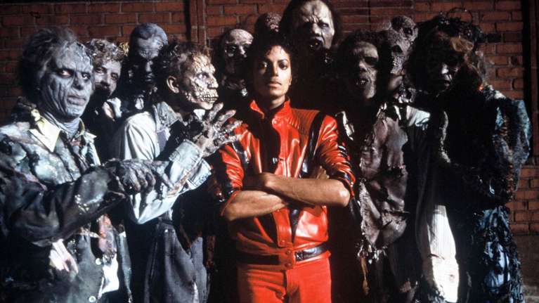 'Thriller', de Michael Jackson, llega a 34 certificaciones de platino. La Recording Industry Association of America (RIAA) informó que  Thriller , el sexto disco que hizo el rey del pop, Michael Jackson, llegó a 34 millones de copias vendidas. Por este motivo, tiene la certificación de disco de platino "multiplicado por 34" desde su lanzamiento, que fue en 1982. Sin duda, este fue uno de los mejores álbumes de  Jackson , en el que combinó R & B, rock y funk y con algunas de sus canciones más exitosas, ebtre ellas 'Beat It' y 'Billie Jean'. Igualmente, el video de esta canción del rey del pop, fallecido en el 2009, es uno de los más exitosos de todos los tiempos.'Thriller' solo es superado en ventas en Estados Unidos por el disco The Eagles: Their Greatest Hits (1971-1975), de la banda del mismo nombre, con 35 millones de copias vendidas.