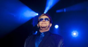 Elton John aplaza su próxima gira europea a 2023 por motivos de salud. El artista explica que a finales de su periodo de descanso de verano sufrió "una caída aparatosa sobre una superficie dura".