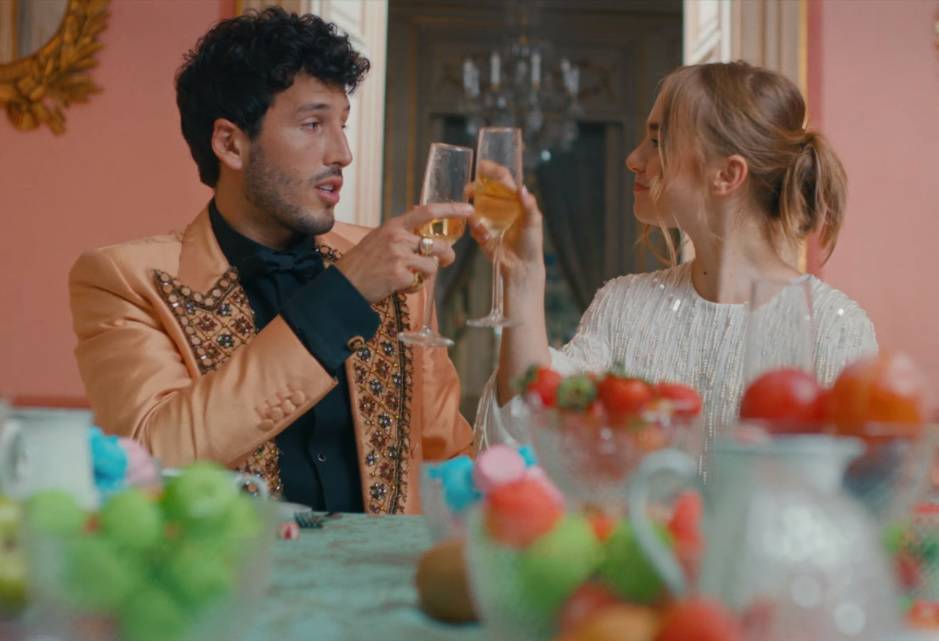 Sebastián Yatra presenta a presunta novia en el videoclip de su nuevo sencillo ‘Tacones Rojos’. le canta a ese amor que llega a la vida de alguien para llenarla de luz, vibra y felicidad.